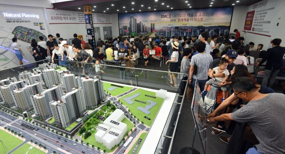 DMC 롯데캐슬 모델하우스 홈큐레이터 안내도우미